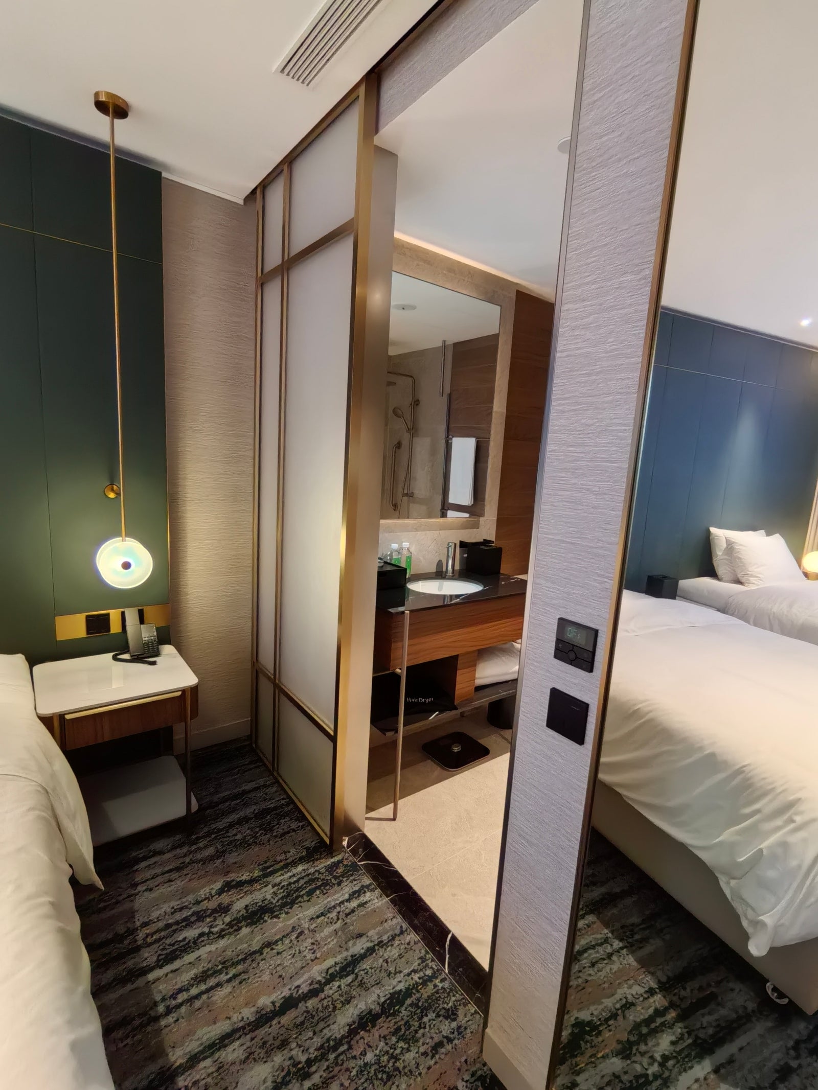 Hilton Garden Inn Auckland mockup room 03