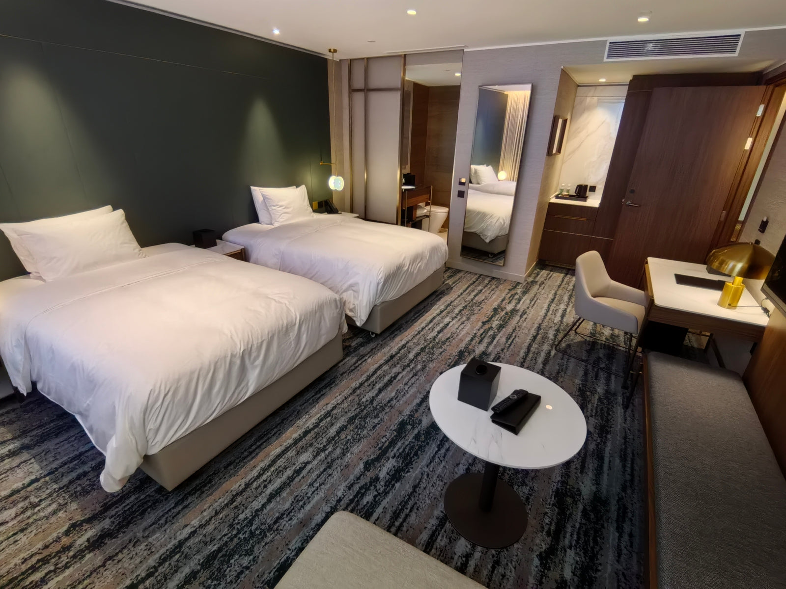 Hilton Garden Inn Auckland mockup room 05