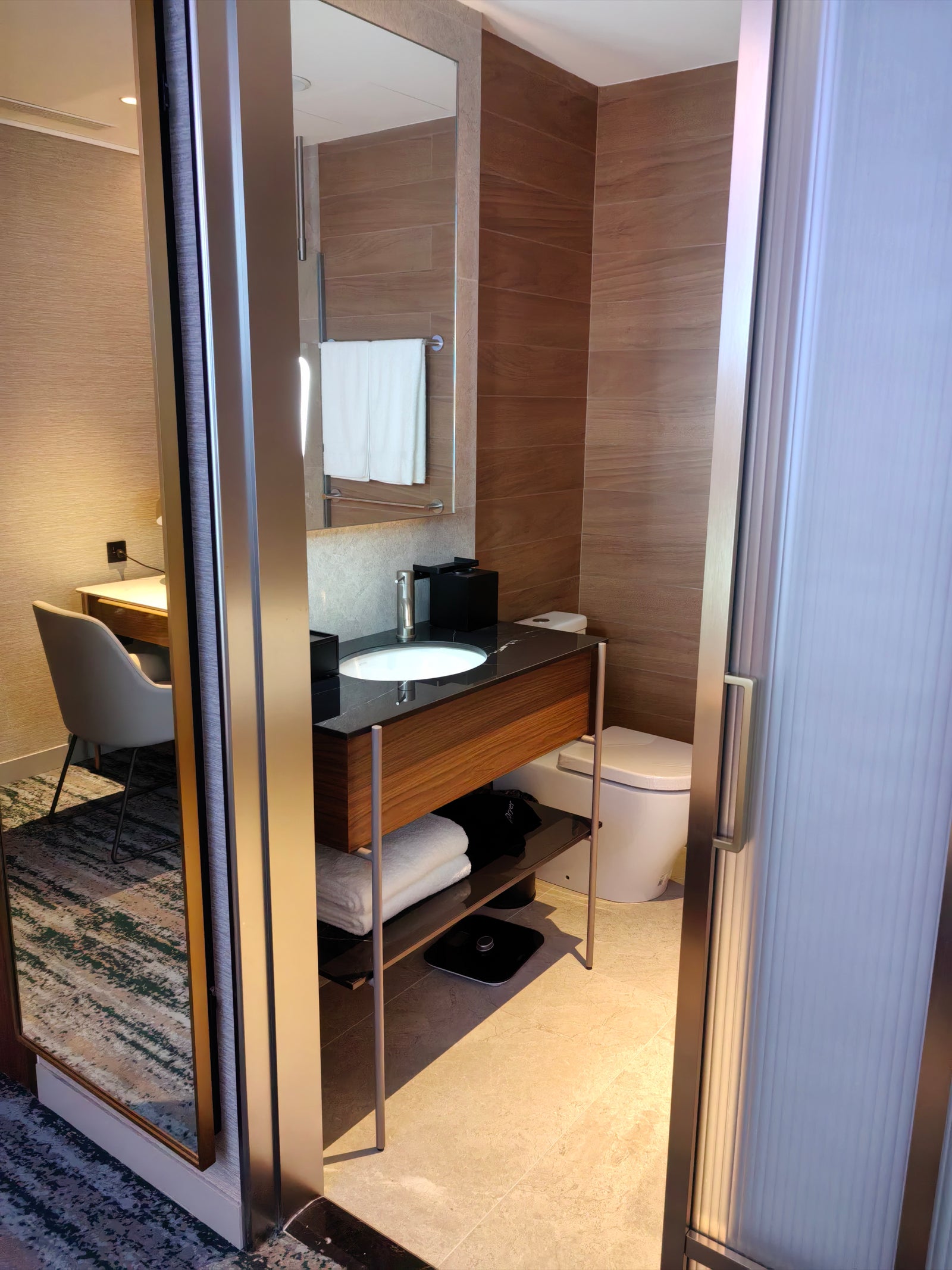 Hilton Garden Inn Auckland mockup room 12