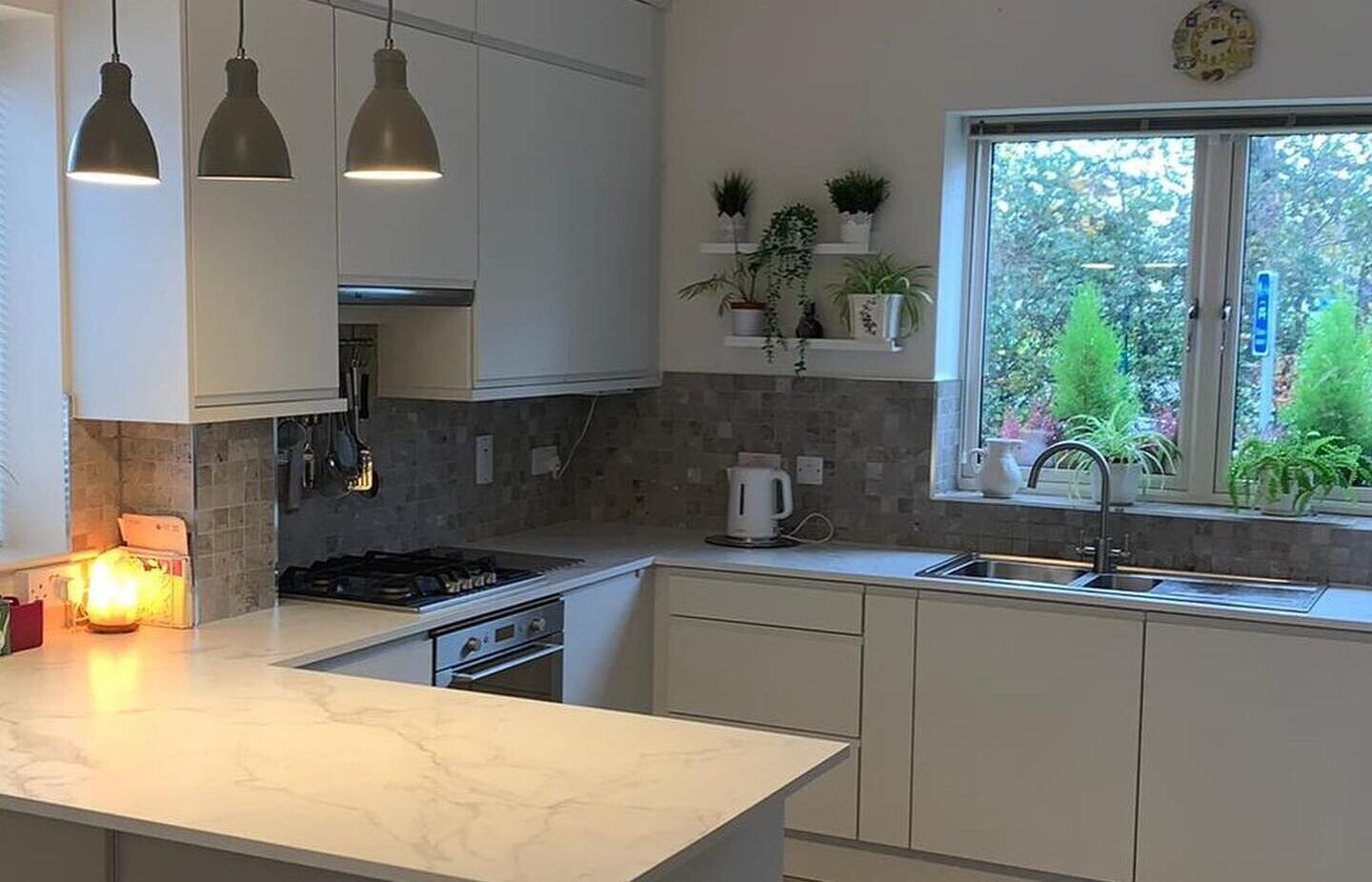 Alaska Handleless Kitchen in White Grey with Veneto Marble Worktop | Dublin hero
