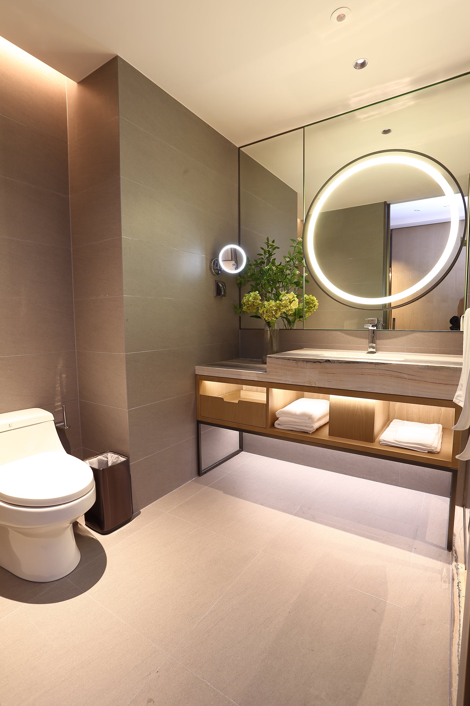 Courtyard by Marriott Model Room 04