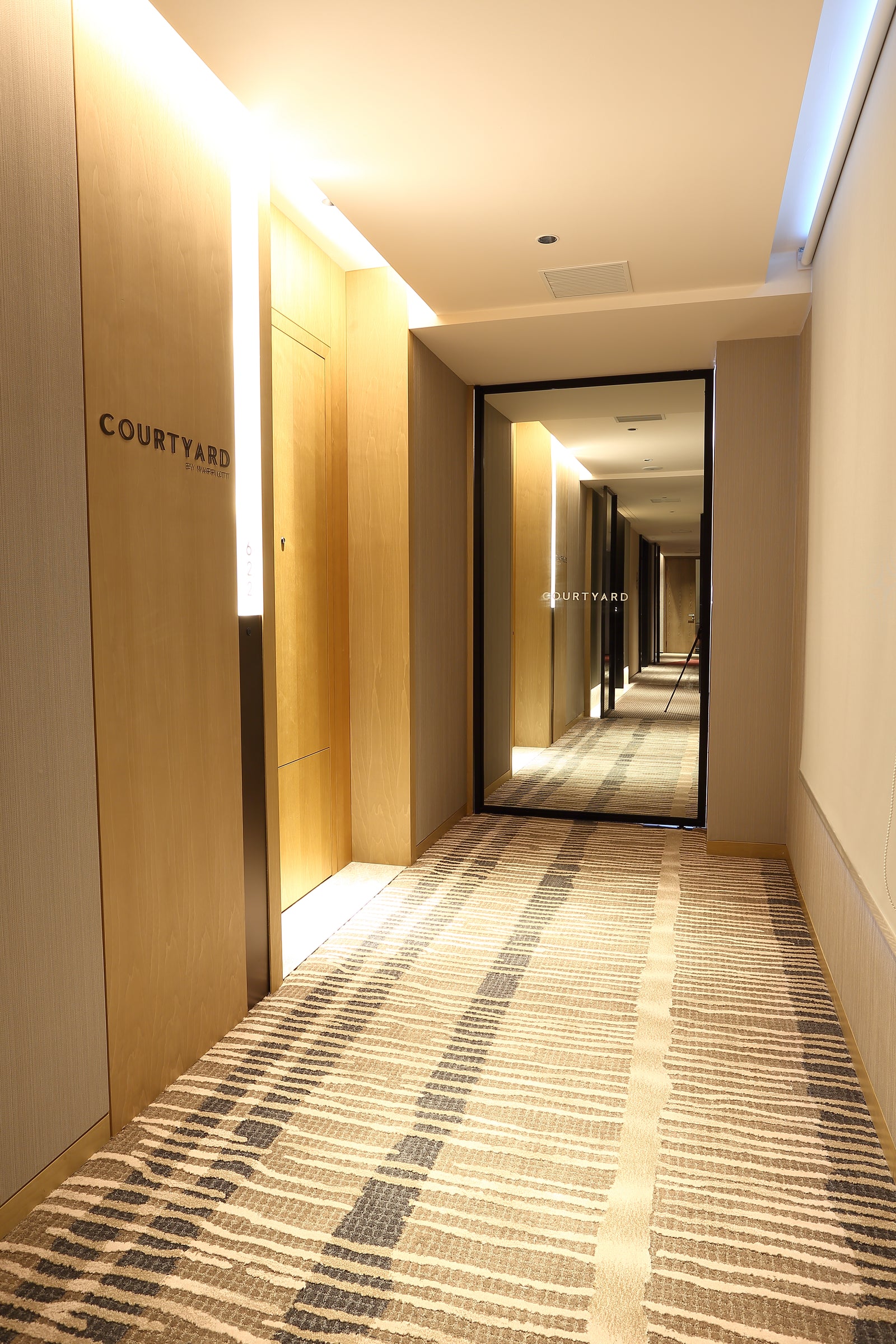 Courtyard by Marriott Model Room 06